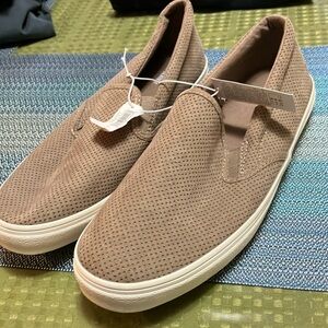 Old navy woman’s shoes tan color size 10